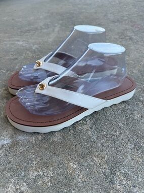 Coach Shelly Signature Turnlock Thong Sandals White Flip Flops Women’s Size 10B